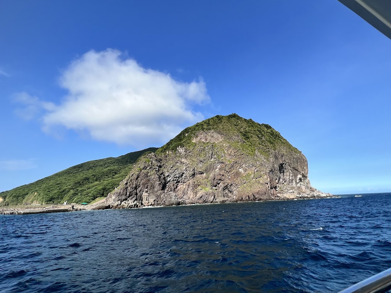 龜山島臨海岩壁景色