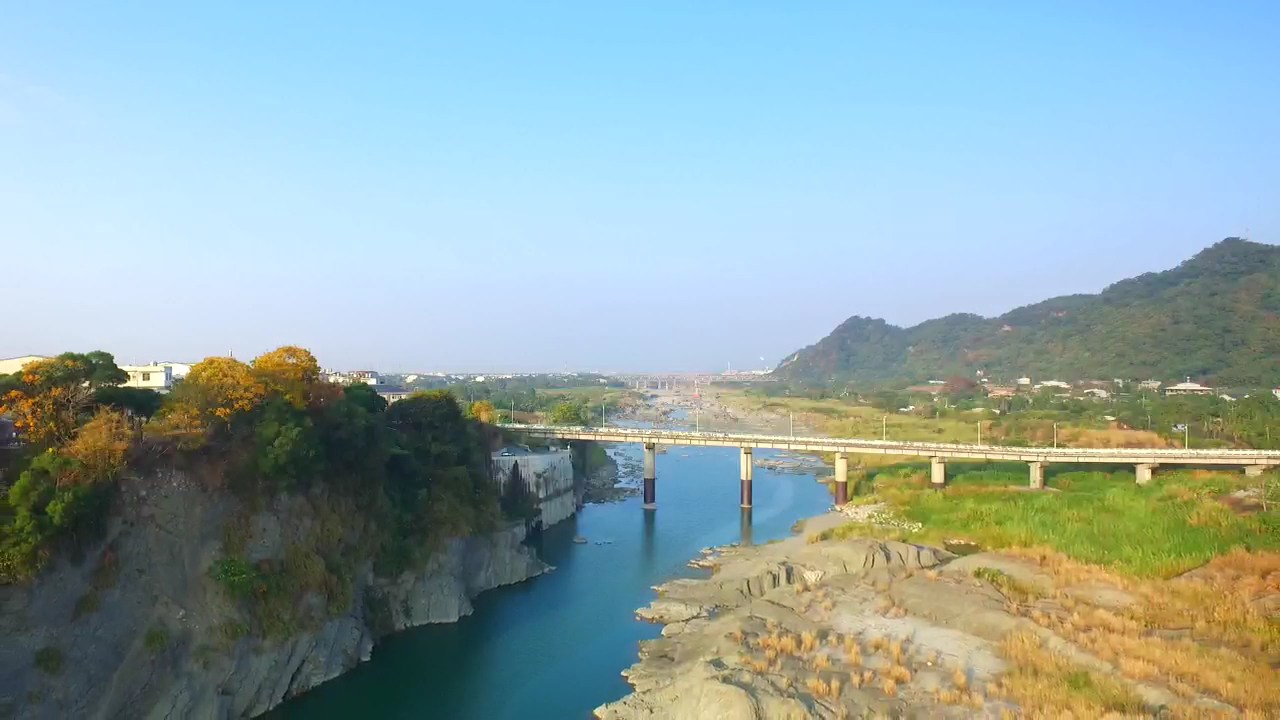 橫跨河流的橋樑與自然景觀