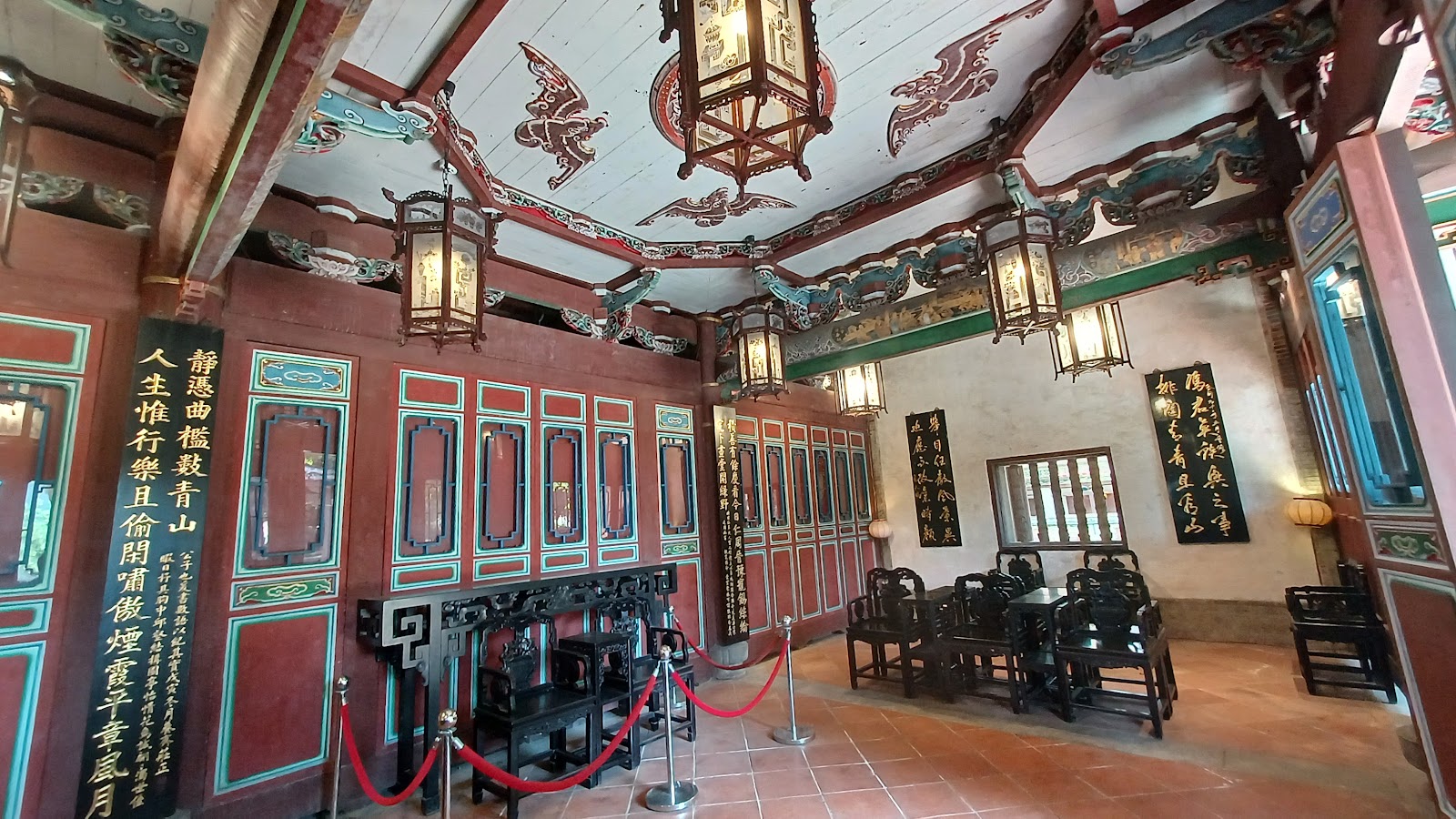 定靜堂室內，精美彩繪天花板，多盞宮燈，紅木家具，對聯