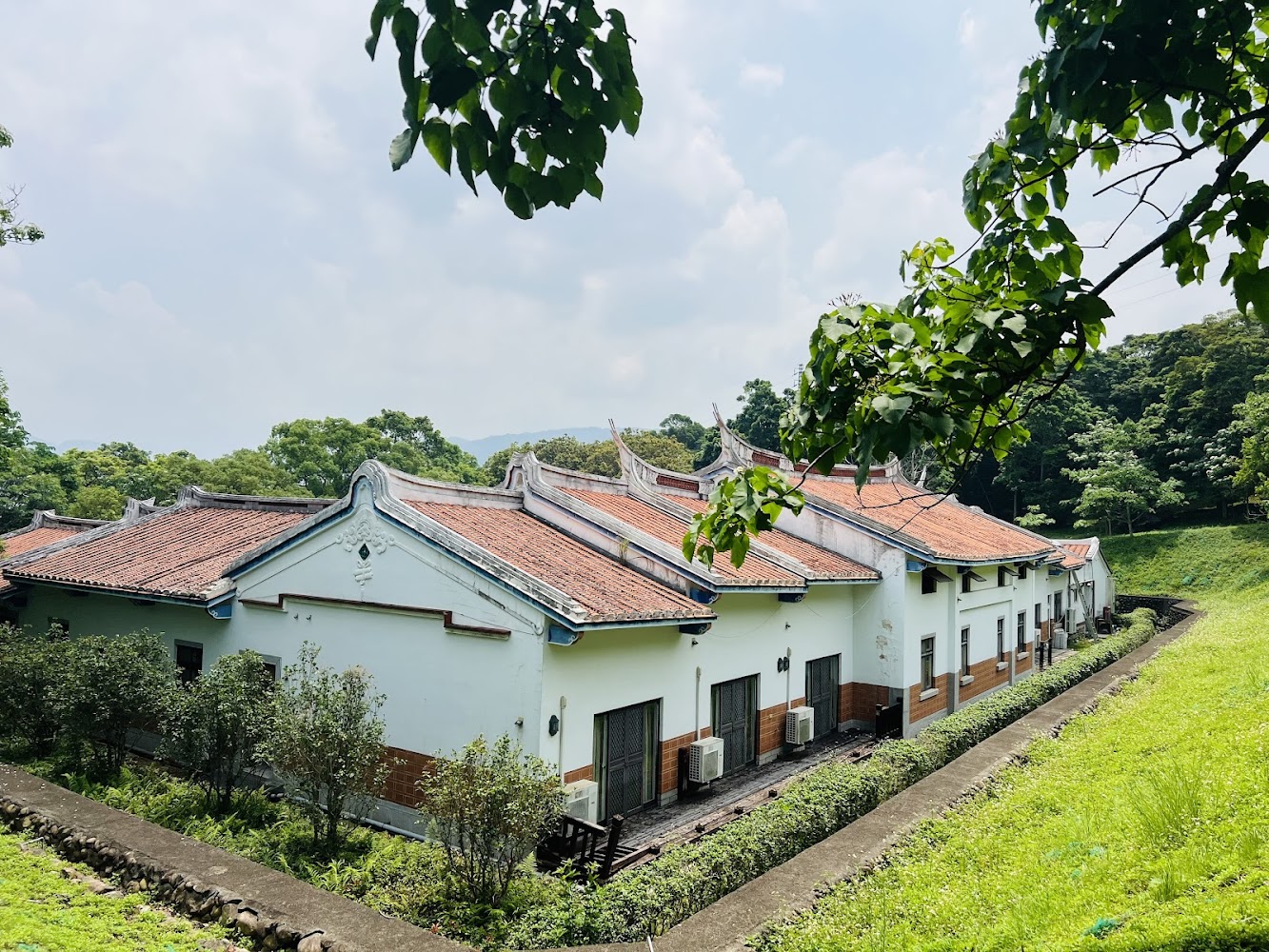 傳統閩南建築座落於綠地之中。