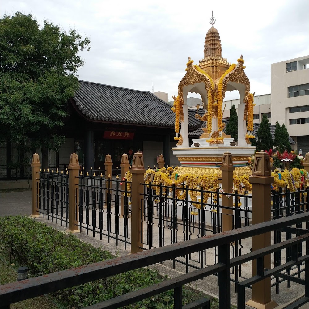 園區內四面佛與中式建築場景