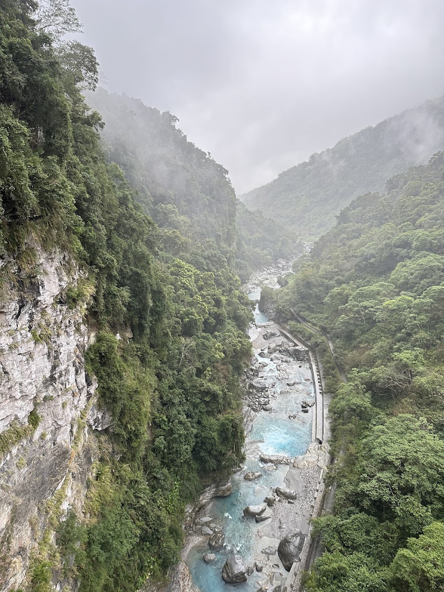 富源蝴蝶谷溪谷峽谷俯瞰藍色溪流