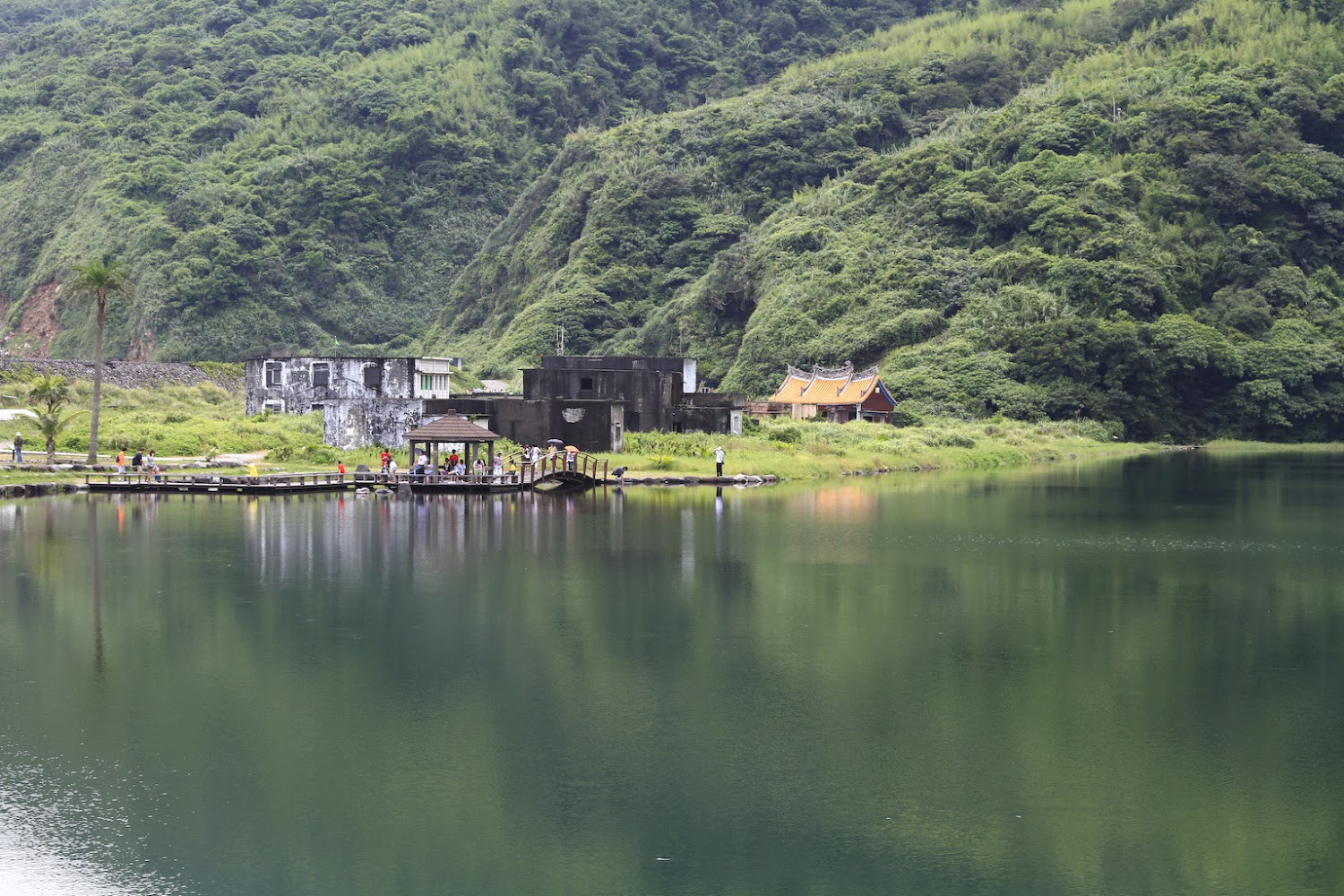 龜山島湖邊涼亭與廟宇景色