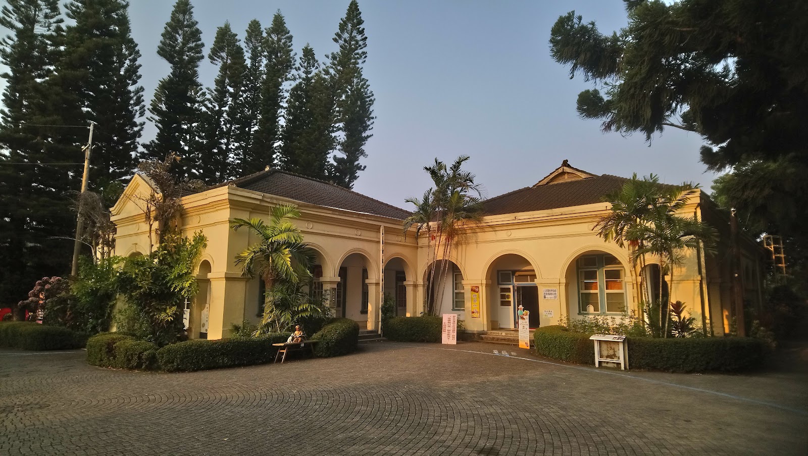 橋頭糖廠日治時期奶油黃拱廊建築，傍晚藍紫天空，諾福克松
