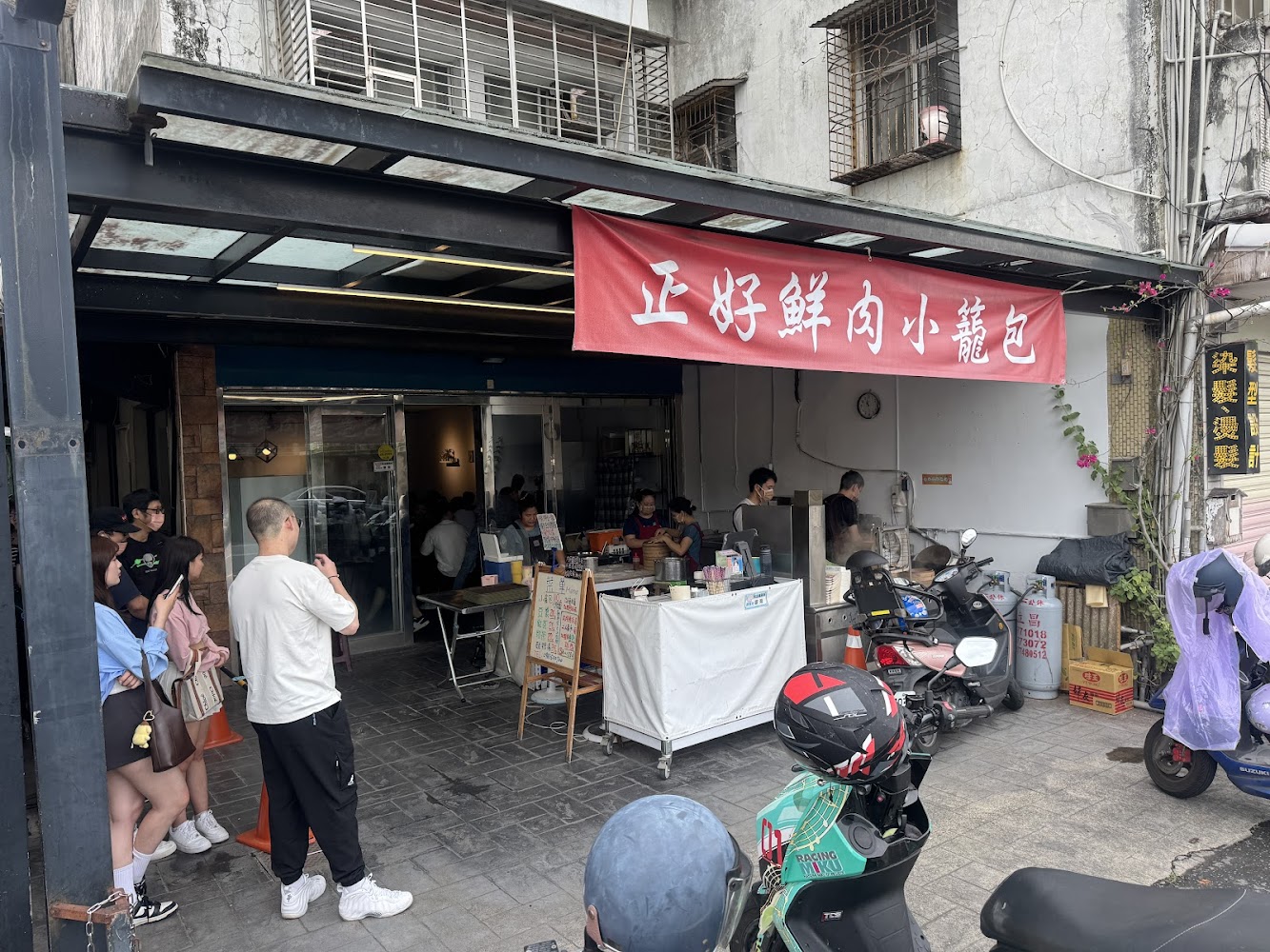 正好鮮肉小籠包礁溪店外觀與排隊人潮