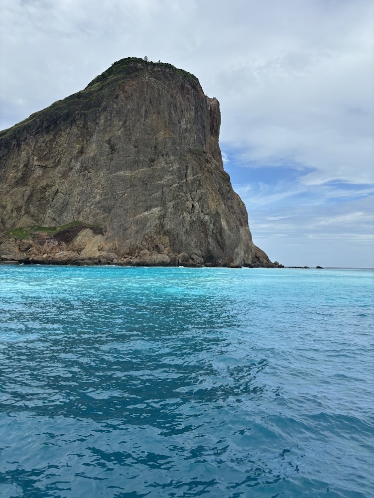 龜山島海域陡峭海岸懸崖與藍海