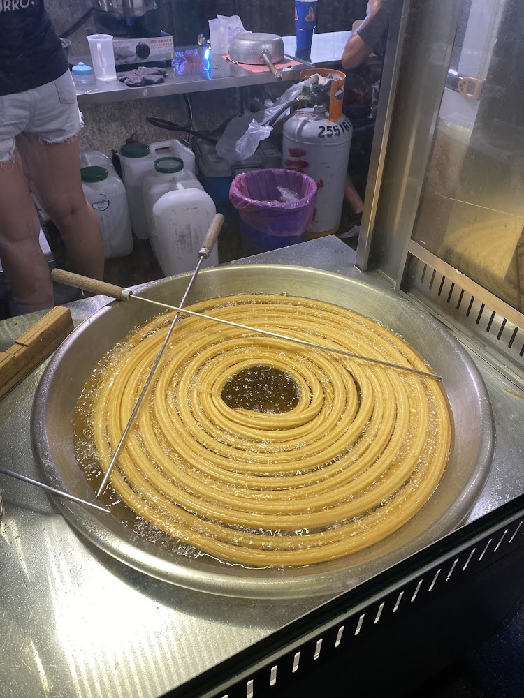 旱溪觀光夜市吉拿棒油鍋現炸畫面