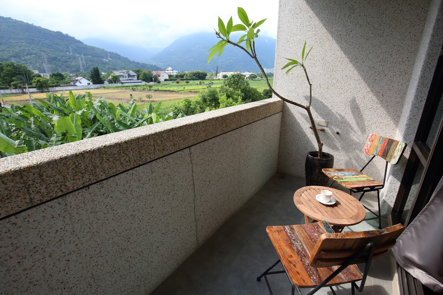 陽台桌椅與田野山景