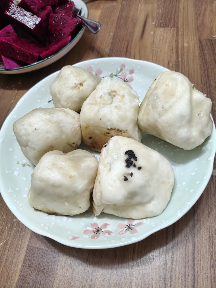 盤中煎包外皮金黃偏白外酥內軟
