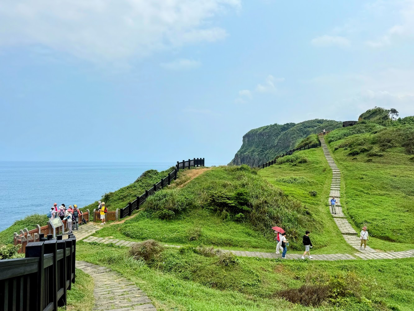 望幽谷海邊綠色山丘與步道