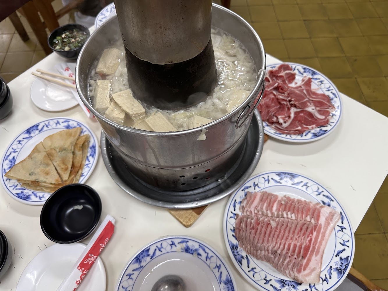 台電勵進餐廳炭燒火鍋與蔥油餅配料