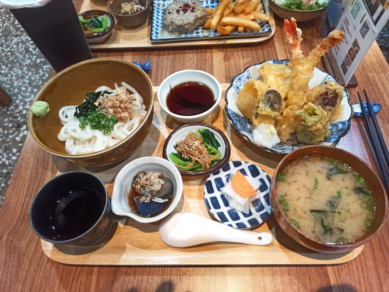 星月綜合天婦羅定食,含烏龍麵、味噌湯與炸物