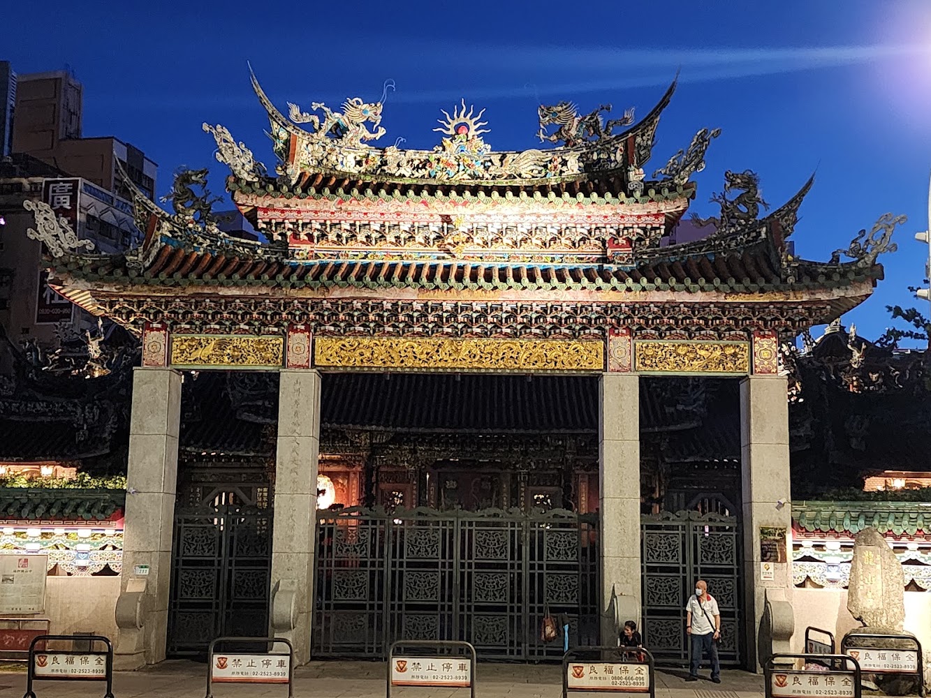夜晚的艋舺龍山寺大門，雕飾華麗，燈光照明明亮