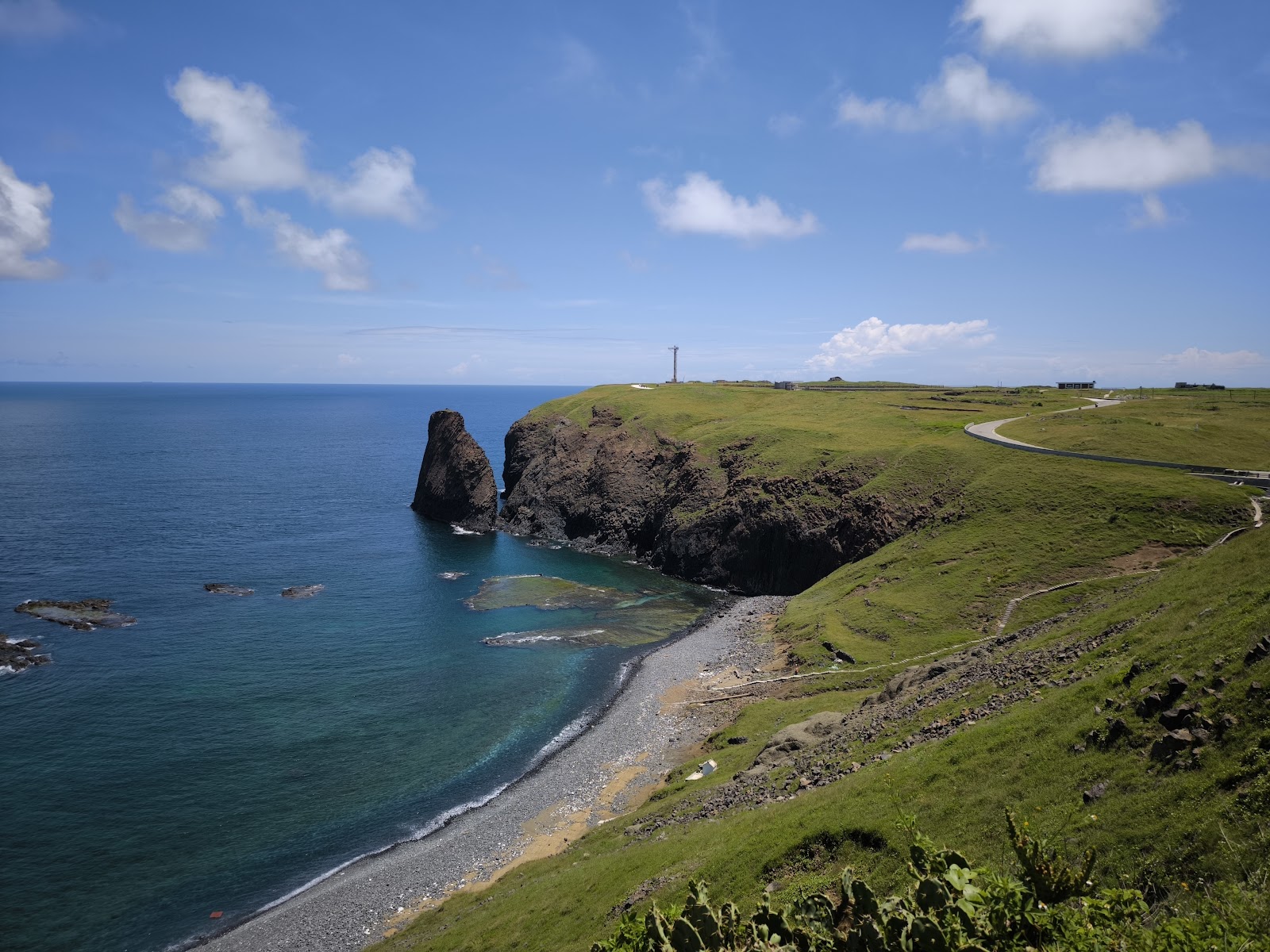 澎湖七美小台灣全景 巨型玄武岩立柱 深藍海灣 遠見白色燈塔