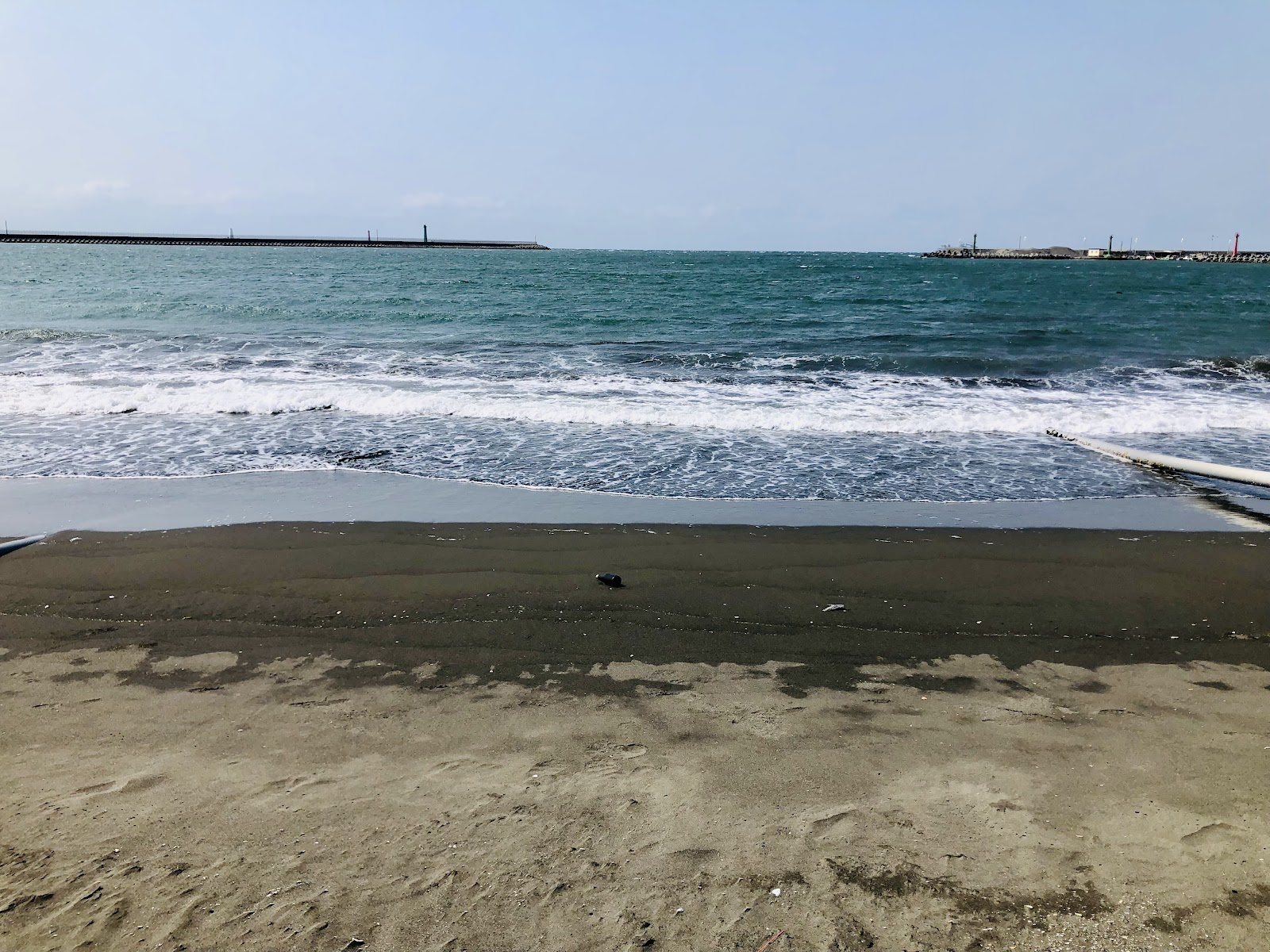 永新漁港沙灘礦砂海岸,浪花打上岸邊景致