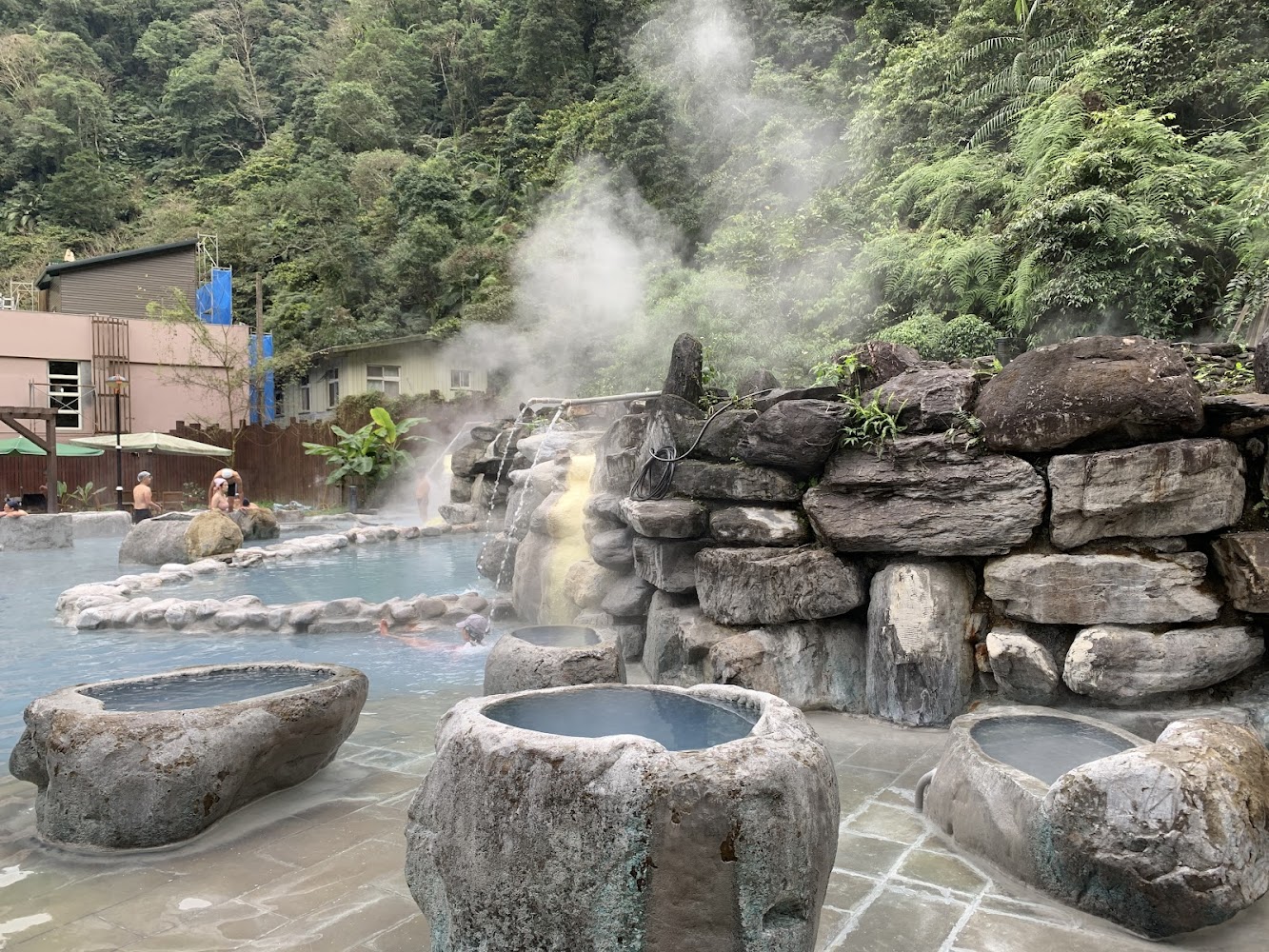 鳩之澤溫泉蒸氣景觀與戶外溫泉區