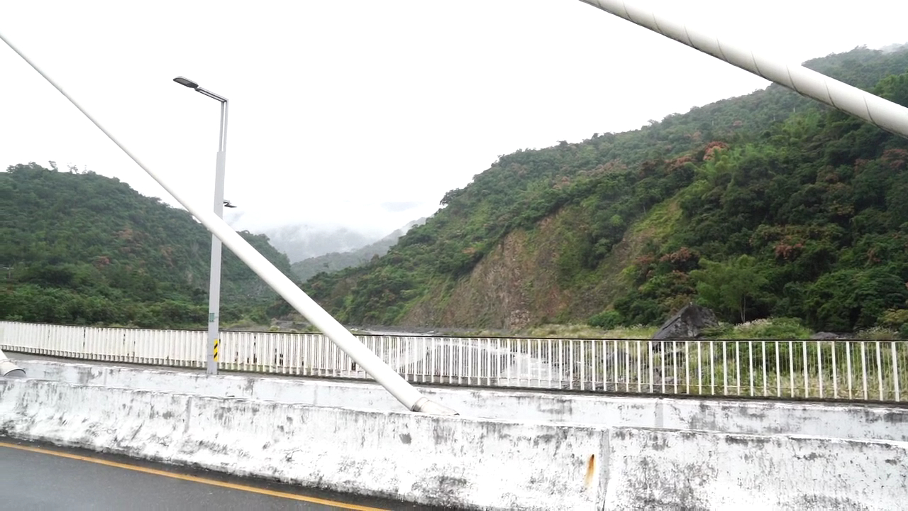 橫跨河流的橋樑與山林景觀