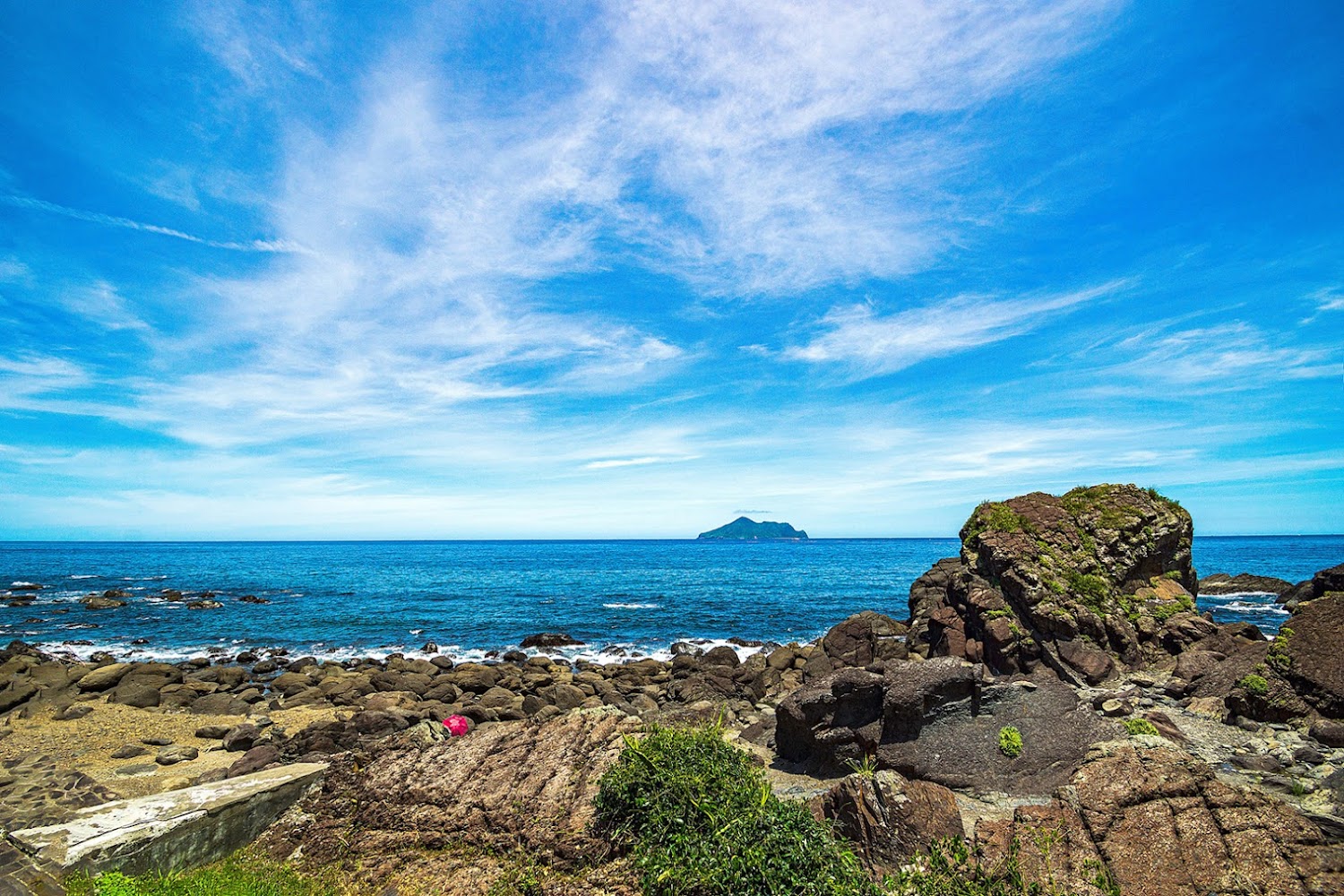 北關海潮一線天周邊海岸與龜山島遠景