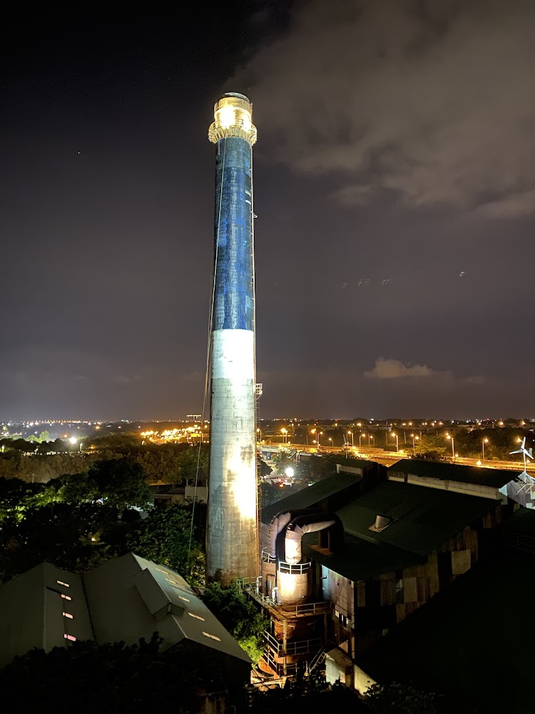 十鼓文創園區夜間煙囪與城市燈火