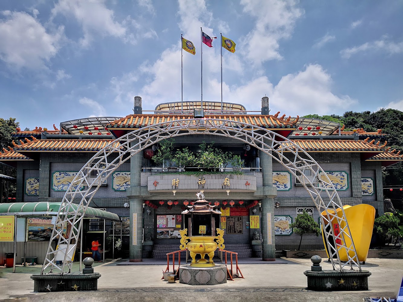 主殿前方大型香爐與旗幟