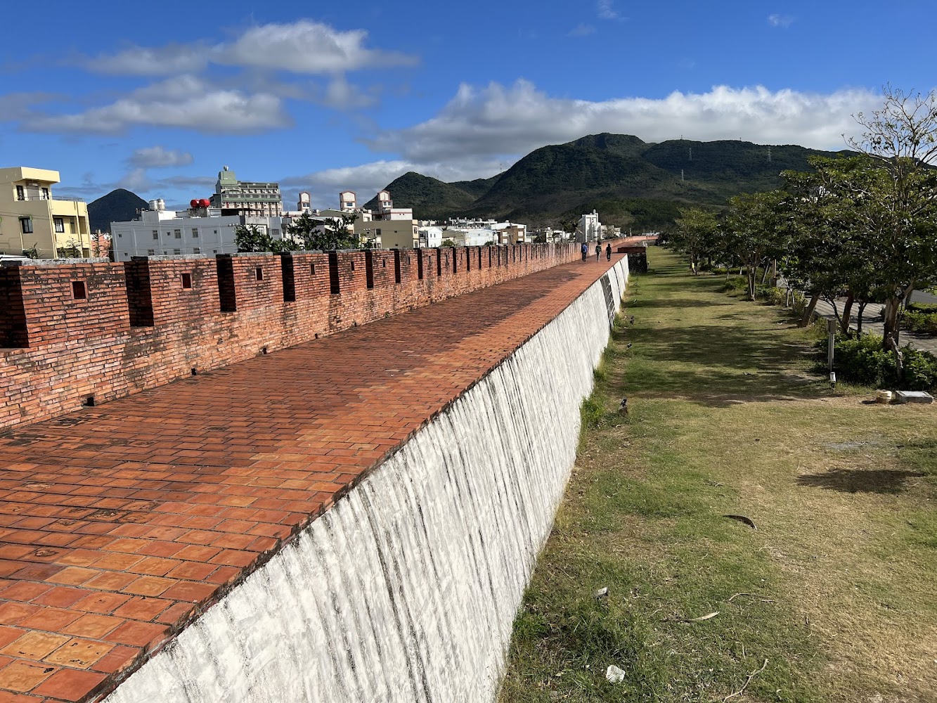 恆春縣城西門城牆延伸景色