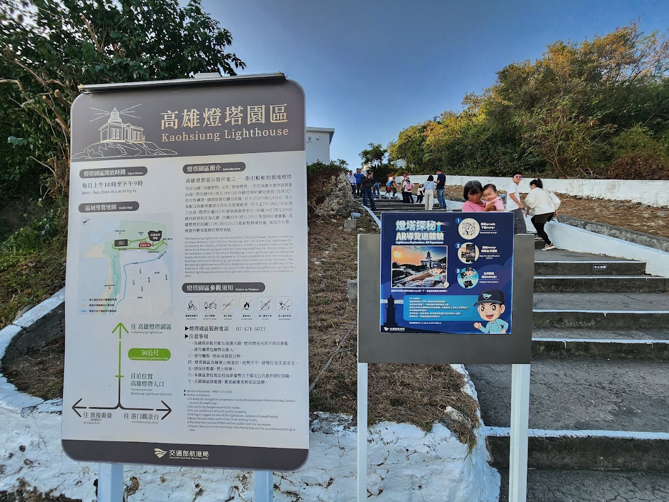 高雄港景觀與高樓船隻藍天白雲