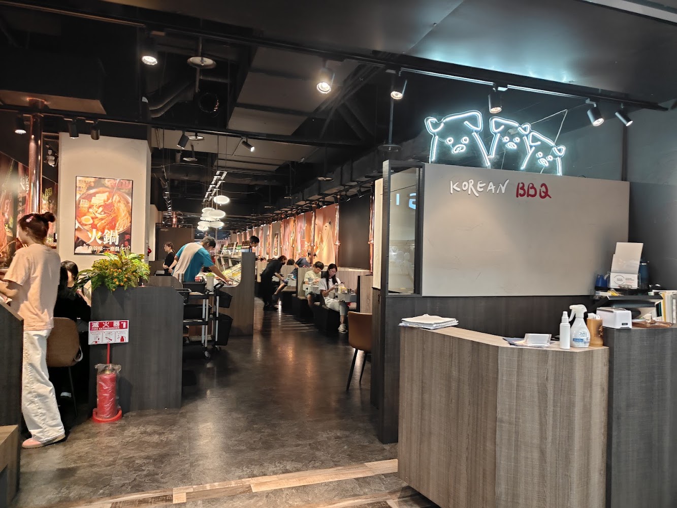 打爆豬韓式燒肉吃到飽桃園經國店室內座位與霓虹燈