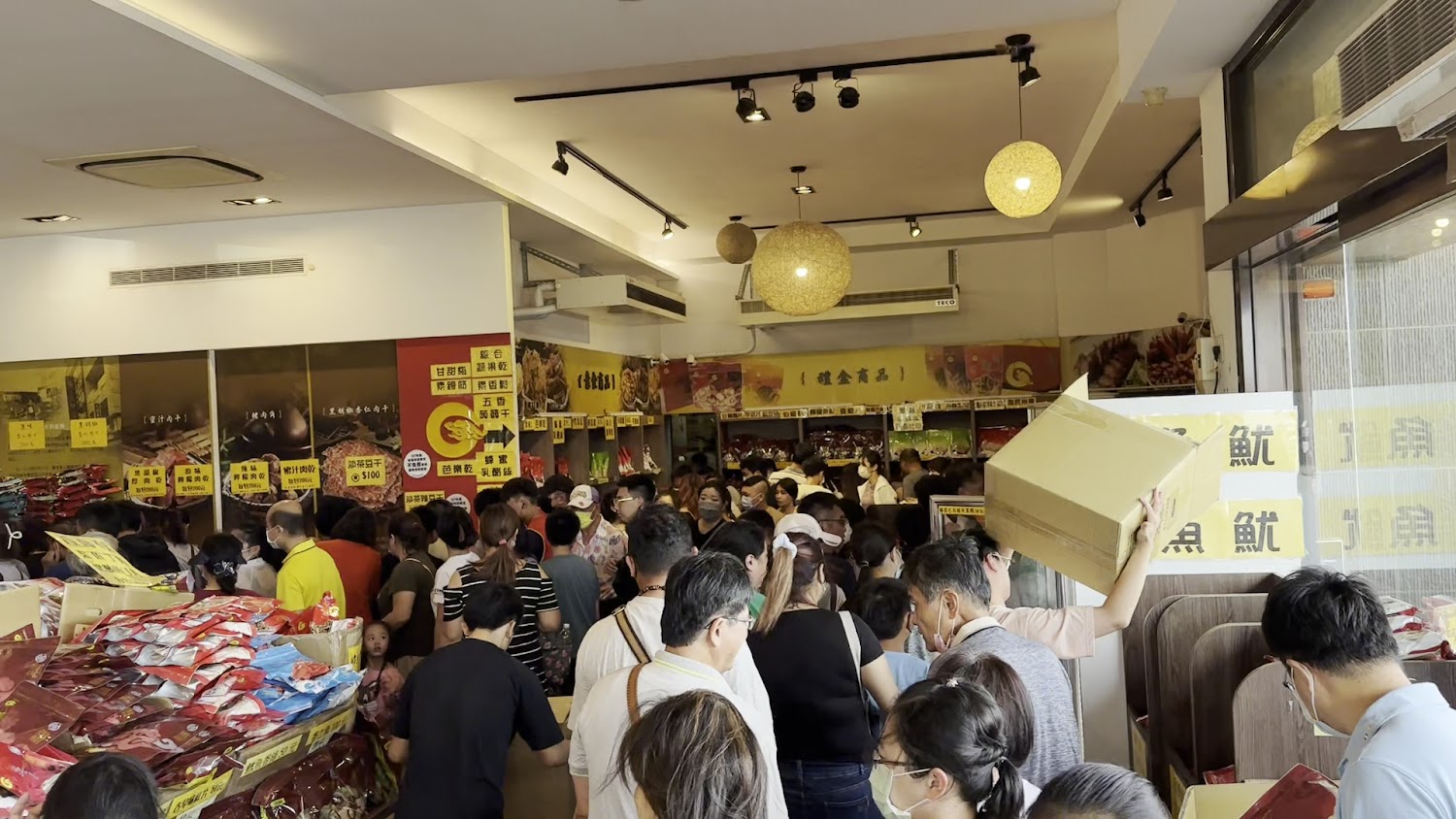 垂坤食品旗艦店店內人潮與貨架