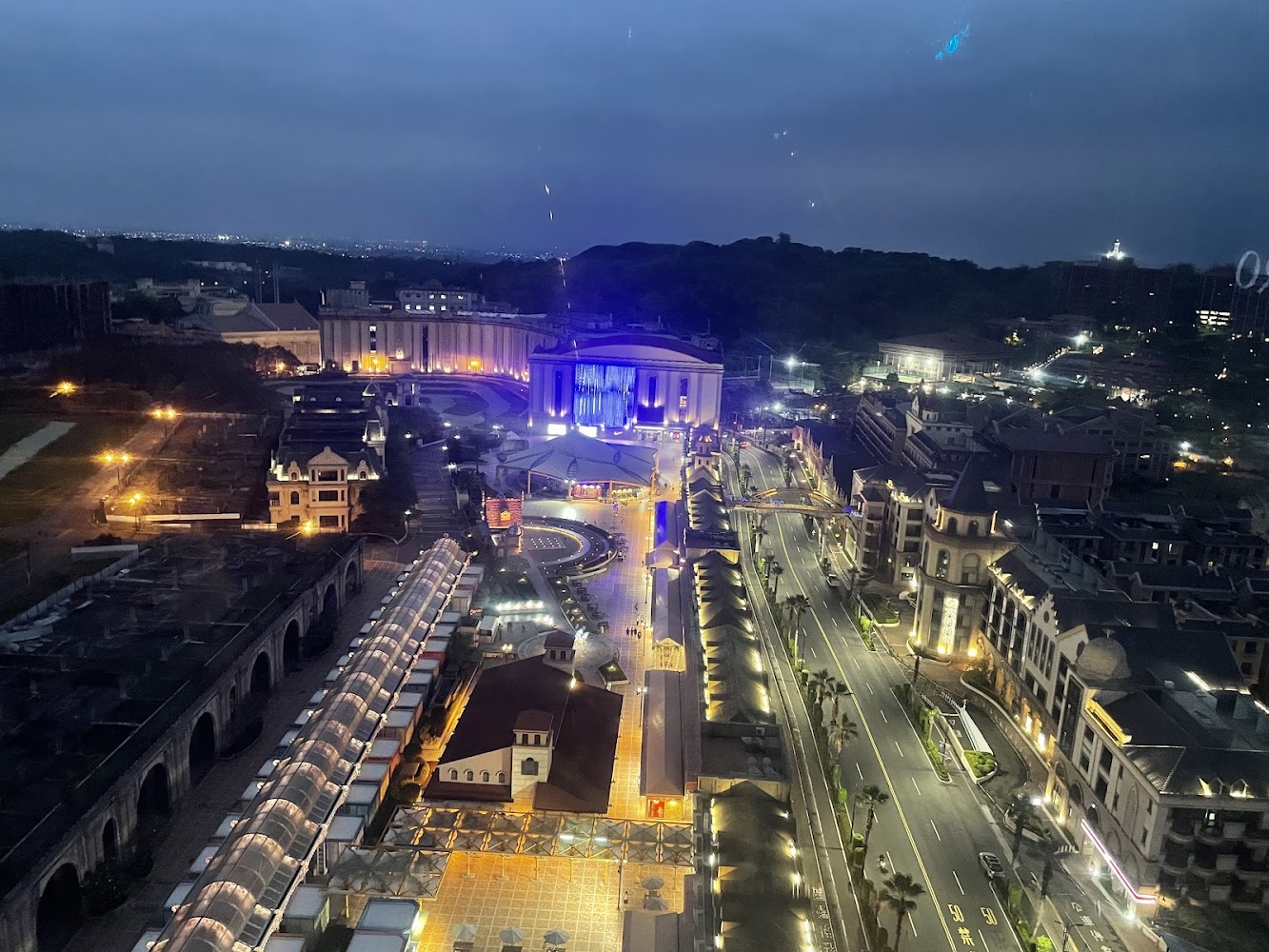 義大世界夜間街景與廣場