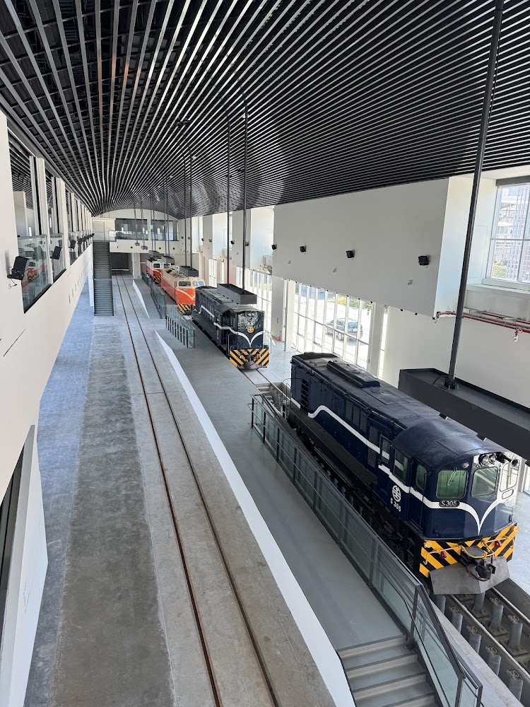 室內鐵道博物館展示多輛火車頭