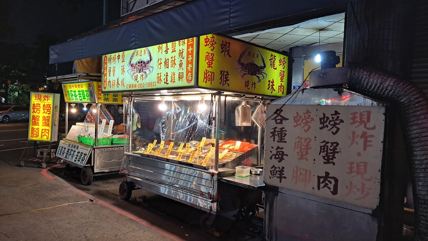 中華路夜市熟食海鮮攤位，燈光明亮