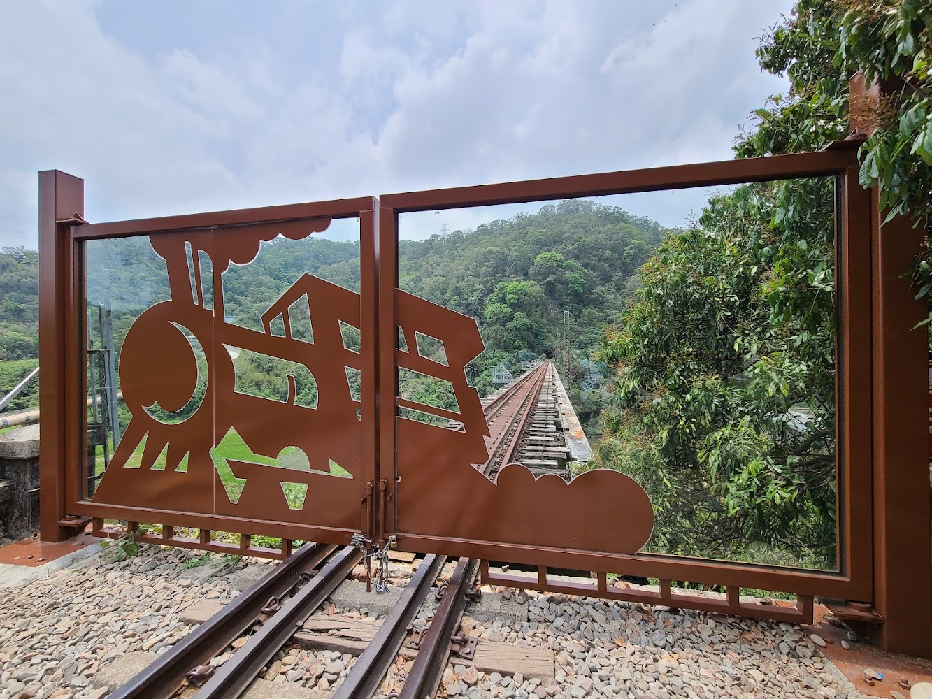 火車造型鐵門前方與後方鐵路橋景觀