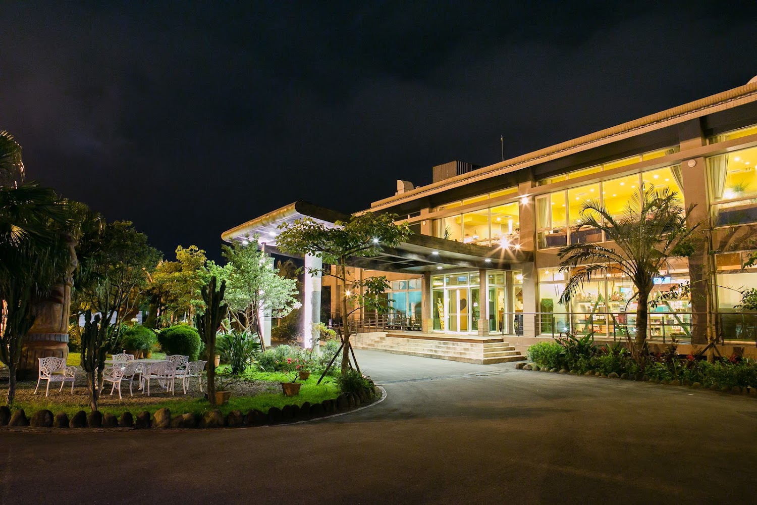 關西六福莊生態渡假旅館夜間外觀建築
