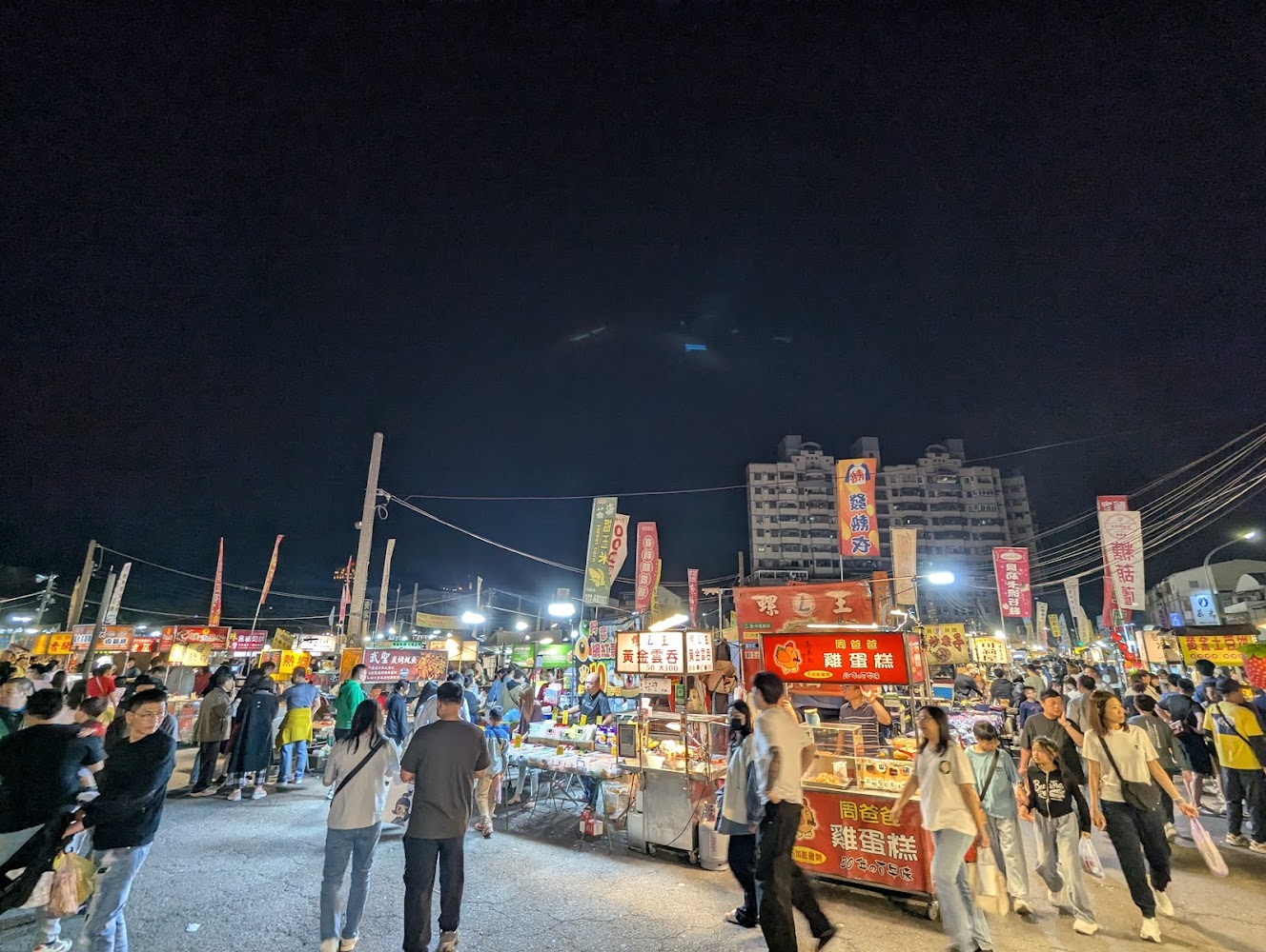 武聖夜市全景與高樓背景