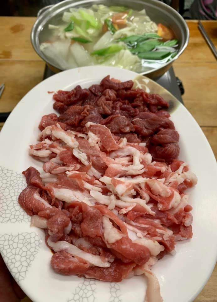 火鍋與切片肉盤