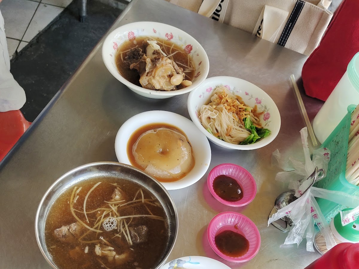 竹崎老店肉圓羊肉湯料理近拍，羊肉湯清澈無腥味