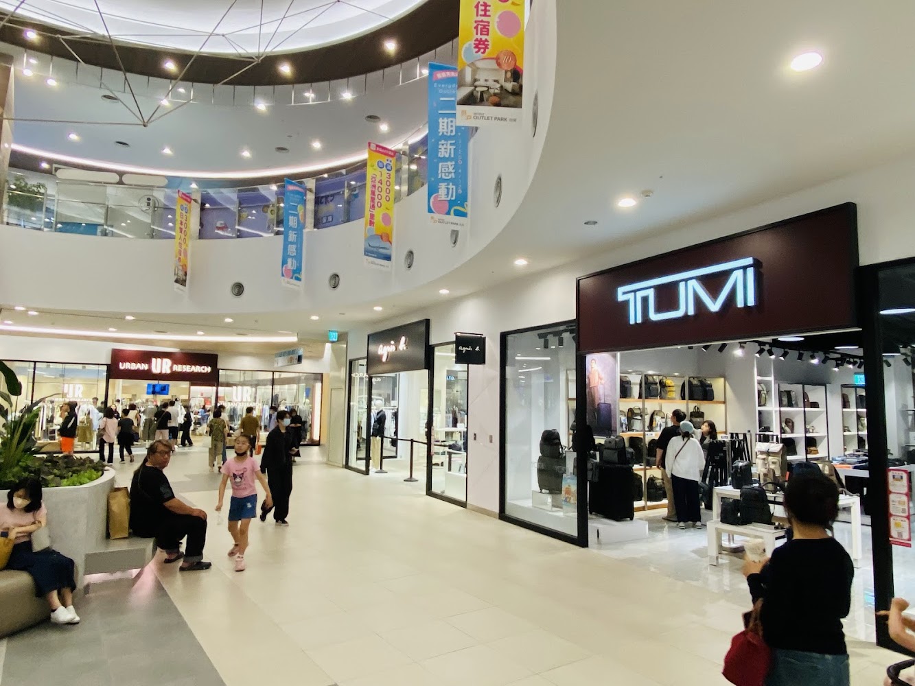 台南三井 Outlet 室內品牌店與逛街人潮