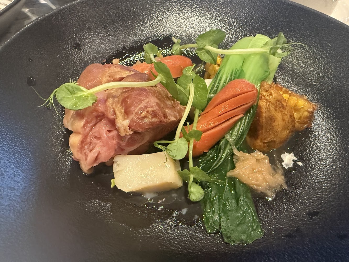 精緻牛肉主餐搭配時蔬與根莖配菜