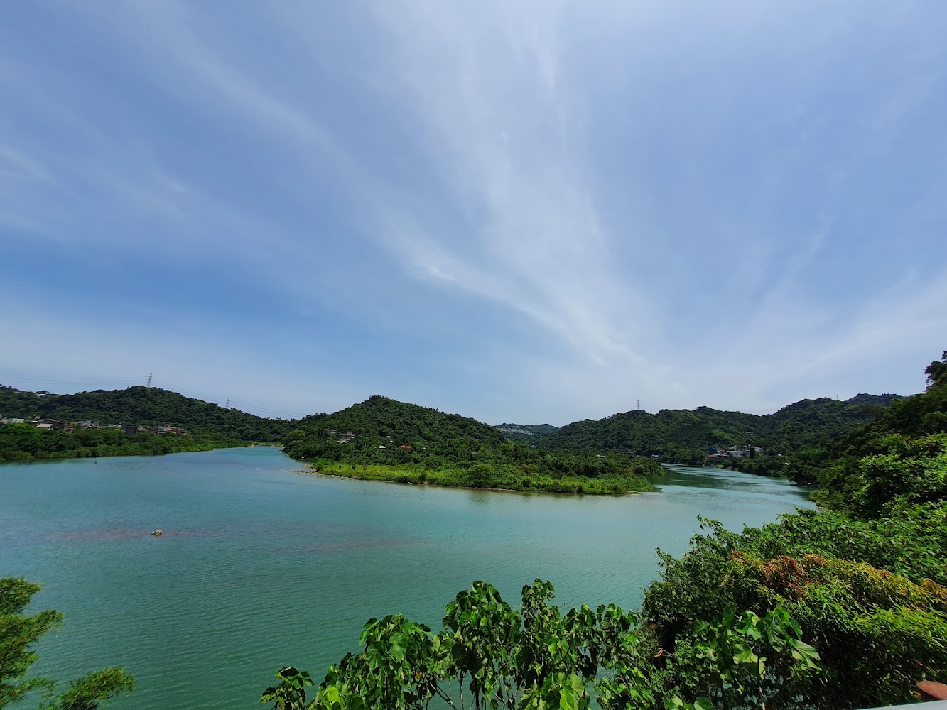 湖泊與青綠山丘景色