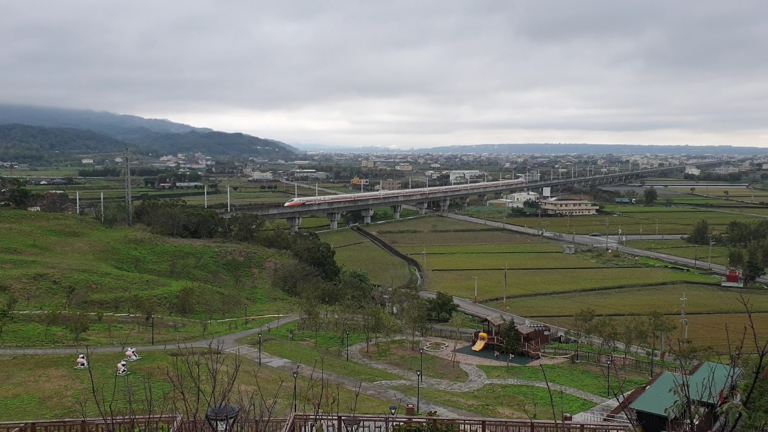 山腳觀景臺可遠眺高鐵列車