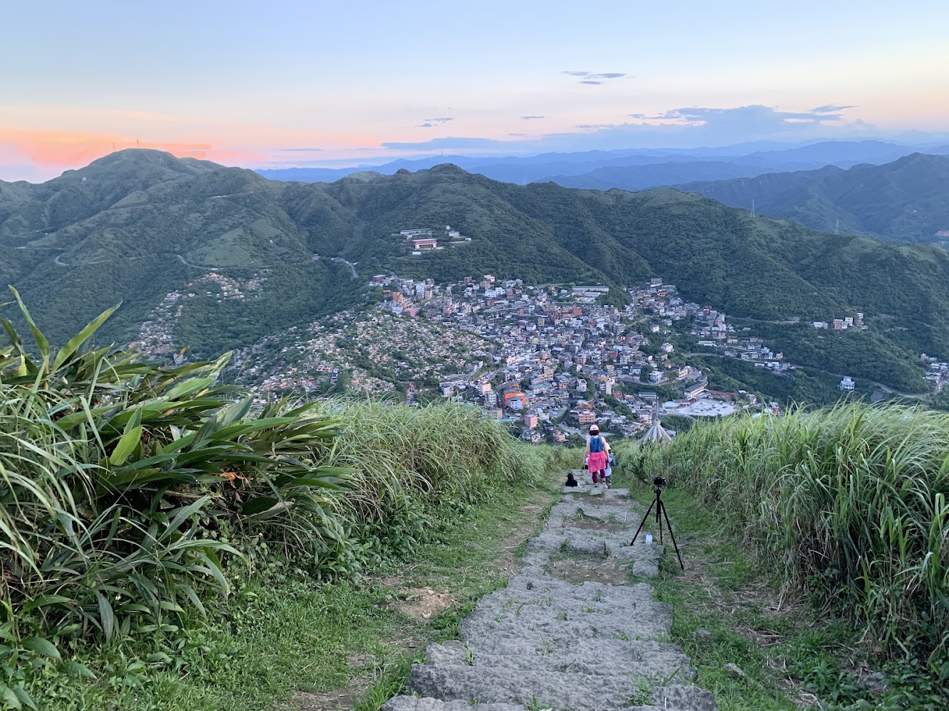 壯闊山景與山谷城鎮視角