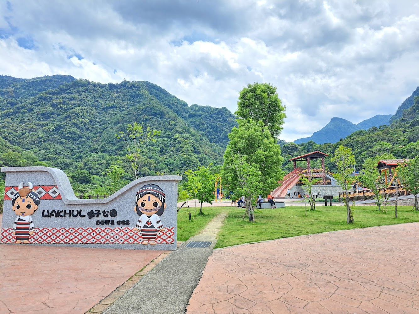 山谷間公園入口有原住民風格卡通人物與遊樂設施。