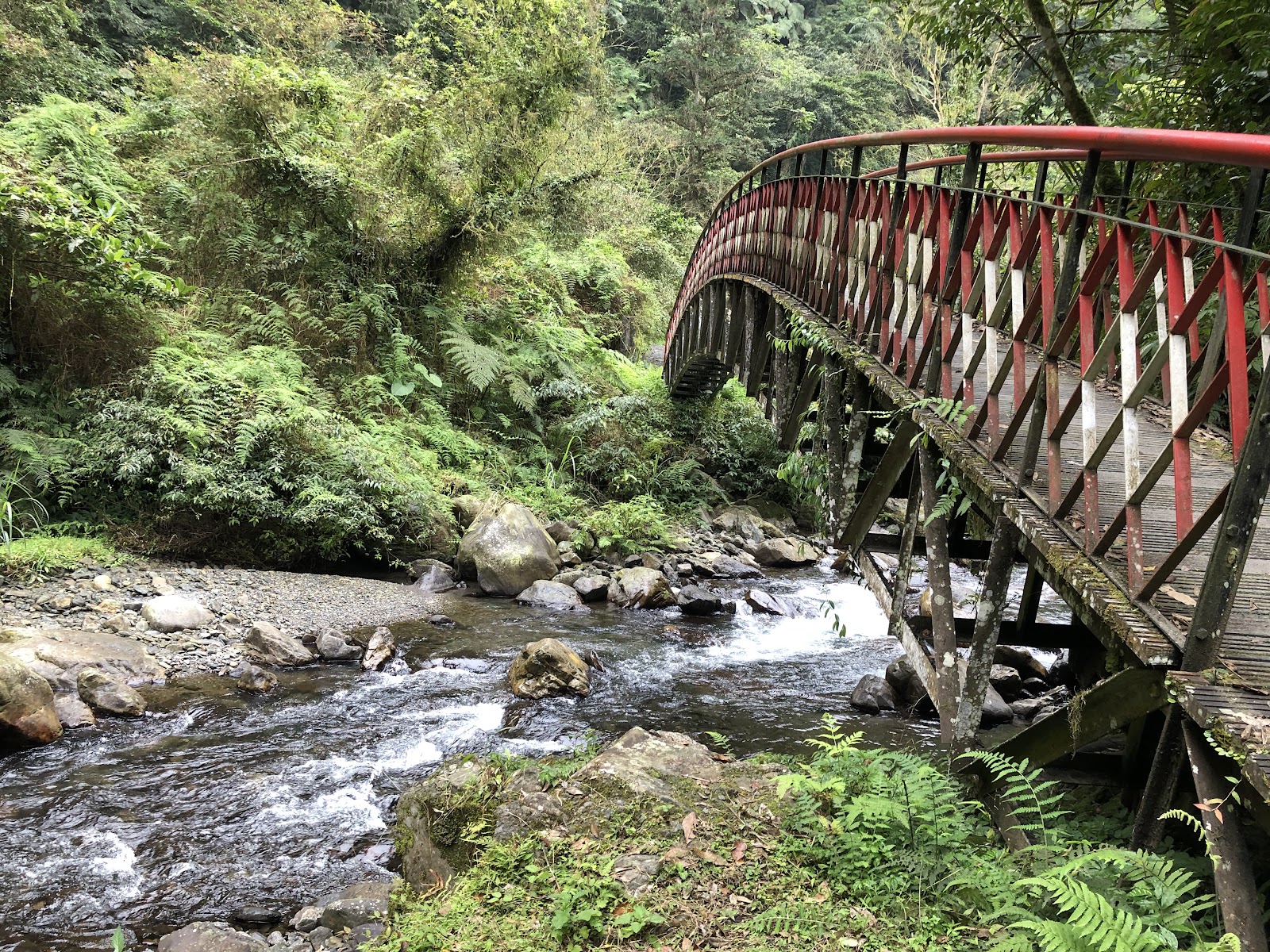 九寮溪步道入口紅色木橋橫跨溪流
