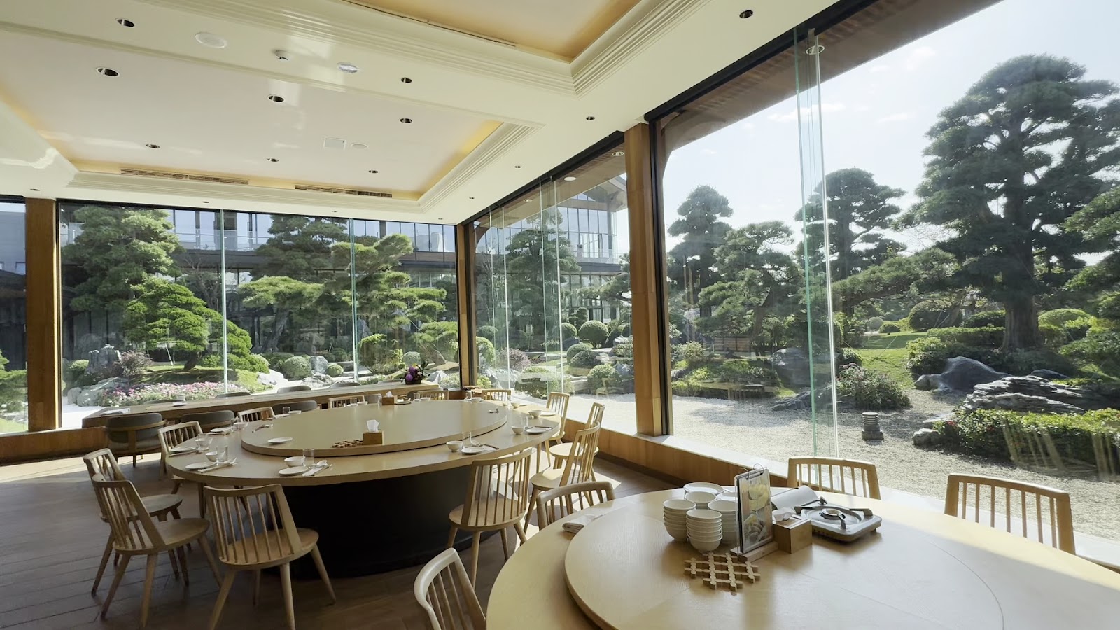 松柏軒景觀餐廳落地玻璃窗外透出成美文化園日式庭園,彰化永靖用餐推薦
