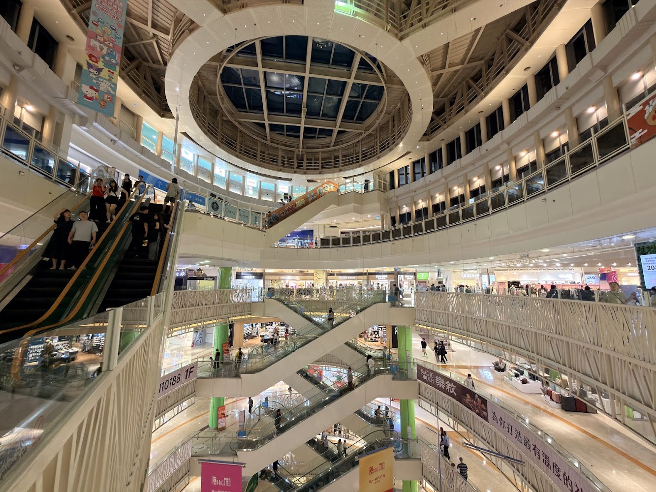 大型現代化購物中心室內空間與圓形天窗