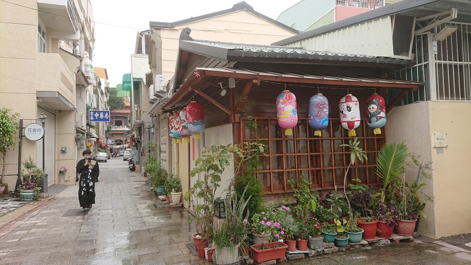 神農街巷口日式風情與燈籠