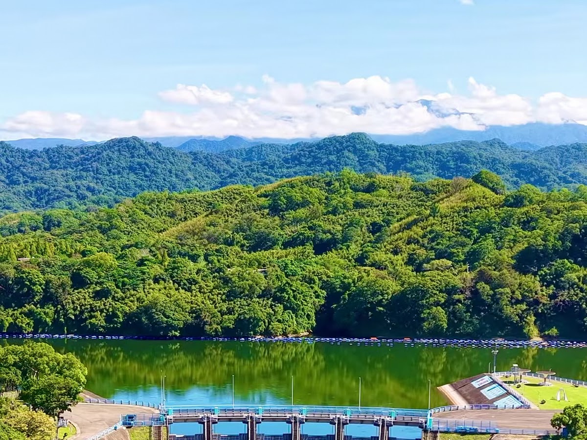 明德水庫空拍俯瞰大壩全景上游碧綠庫區青山環繞