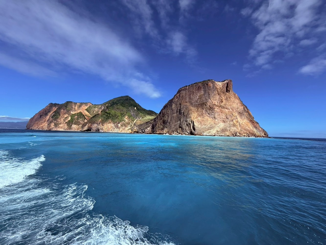龜山島海景與岩石山體