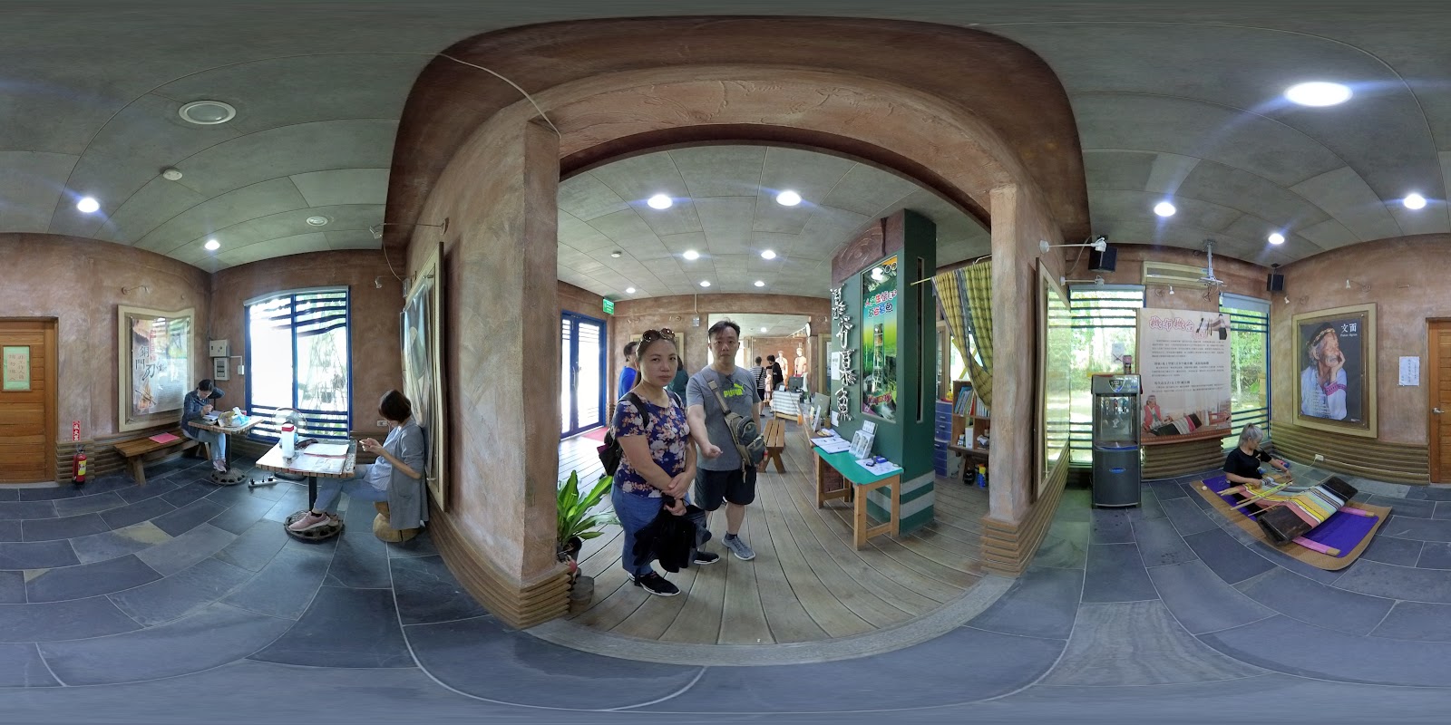 慕谷慕魚旅遊諮詢中心室內全景，木製裝潢與展示板
