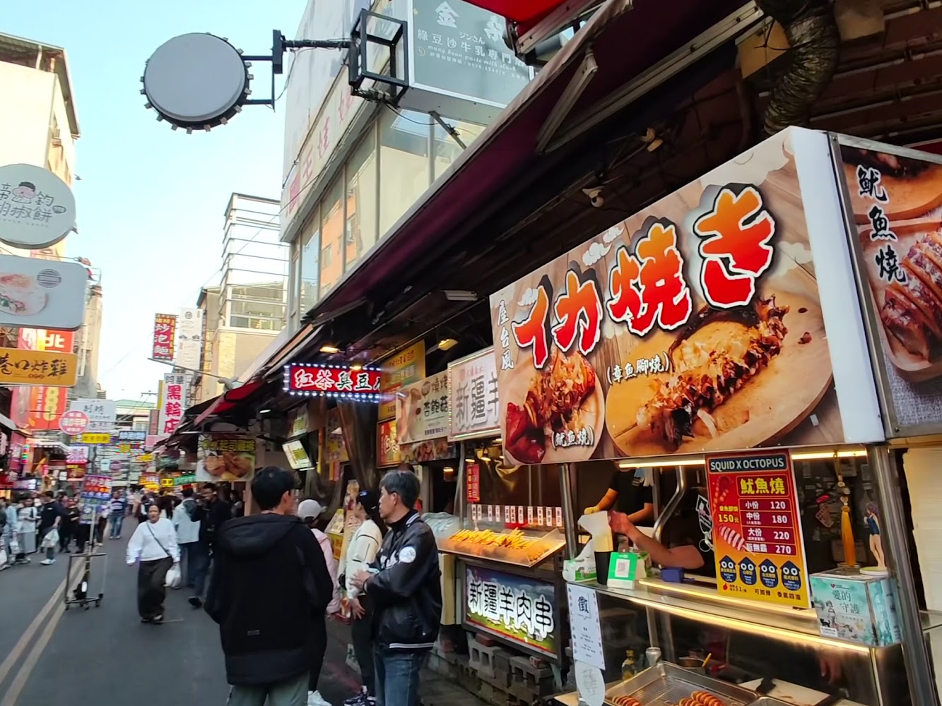 逢甲夜市街道與烤魷魚大招牌